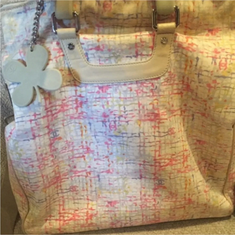 💕Chanel💕 multicolor rare retired clover, XL tote - Picture 4 of 16